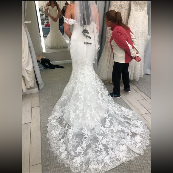 Enzoani - Laura 
Wedding dress 
Never worn - never altered 
Size 8 - Picture 1 of 3